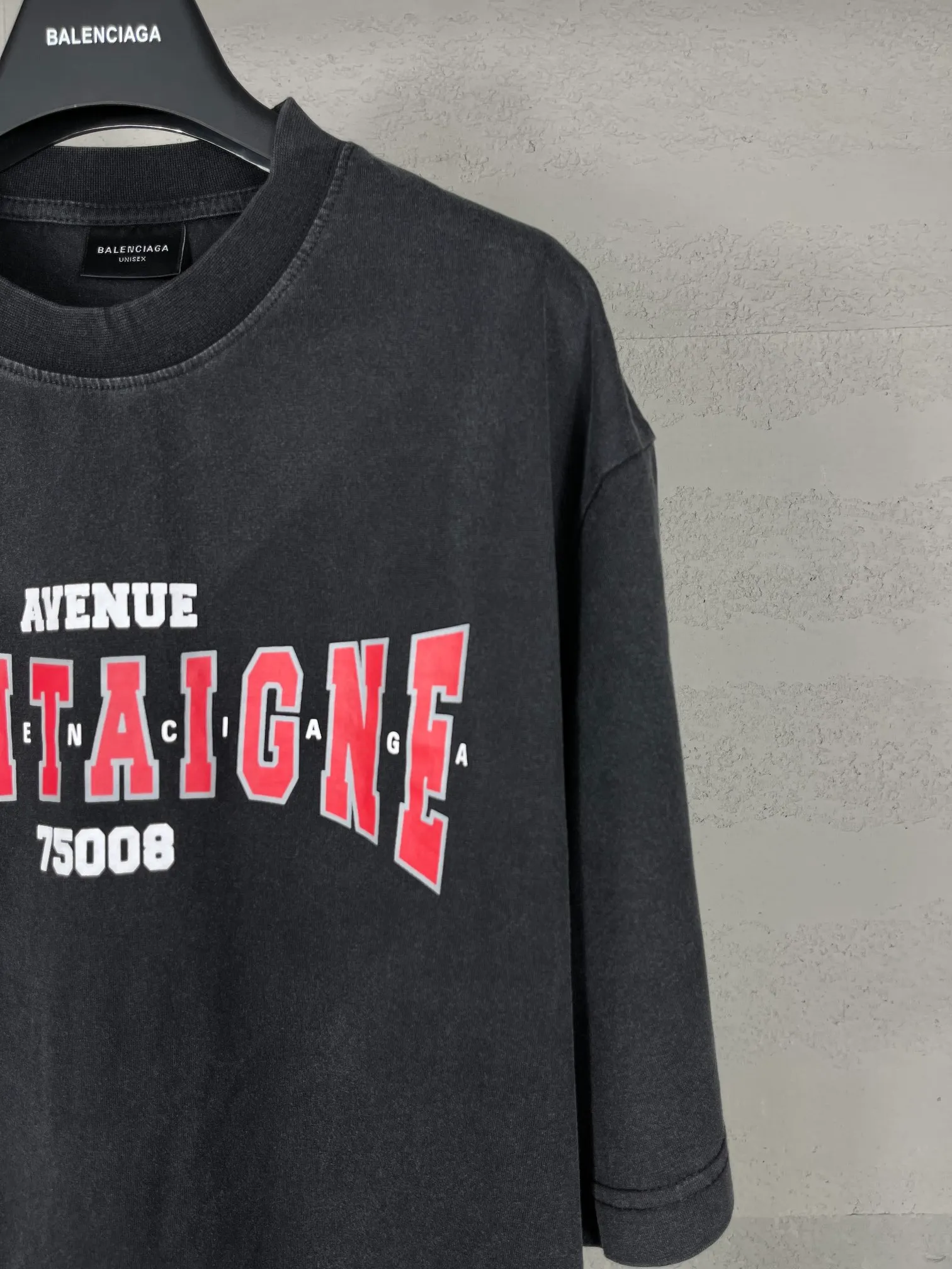 【 . Quality】BALENCI*GA/ .2024New Arrival 。 Montaigne T . . Authentic ， ！ ZP 。 260 ， . ， ，。 。 . ， 。 。 OS . Same Style ：BL 223360 : ， Size：XS. S. M. L